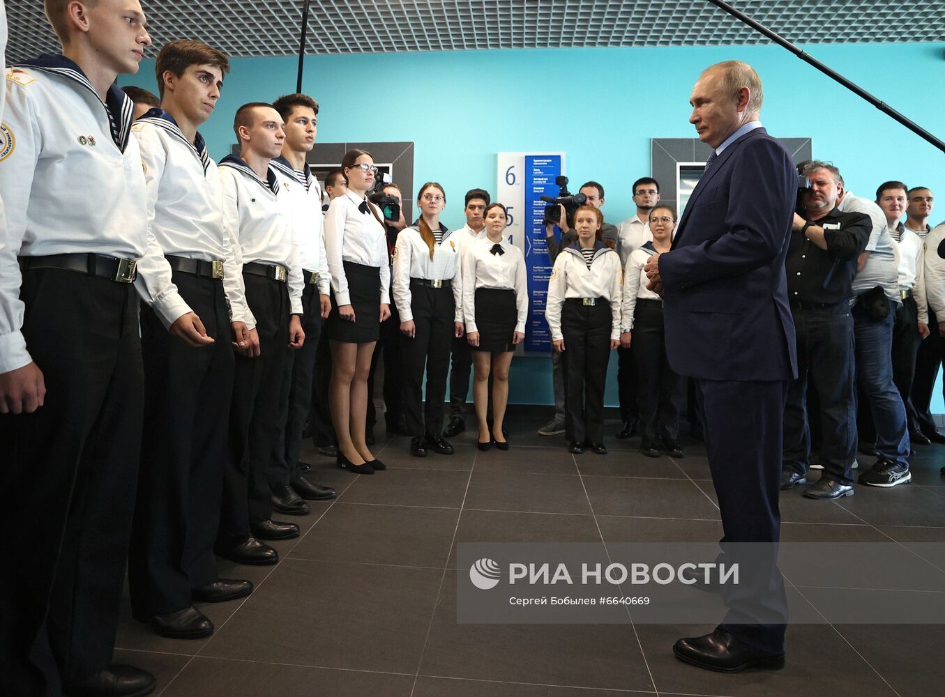 Рабочая поездка президента РФ В. Путина в Дальневосточный федеральный округ. День второй