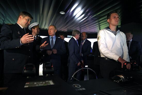 Рабочая поездка президента РФ В. Путина в Дальневосточный федеральный округ. День второй