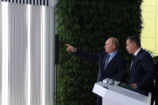 Рабочая поездка президента РФ В. Путина в Дальневосточный федеральный округ. День второй