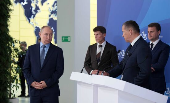 Рабочая поездка президента РФ В. Путина в Дальневосточный федеральный округ. День второй