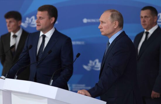 Рабочая поездка президента РФ В. Путина в Дальневосточный федеральный округ. День второй