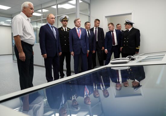 Рабочая поездка президента РФ В. Путина в Дальневосточный федеральный округ. День второй