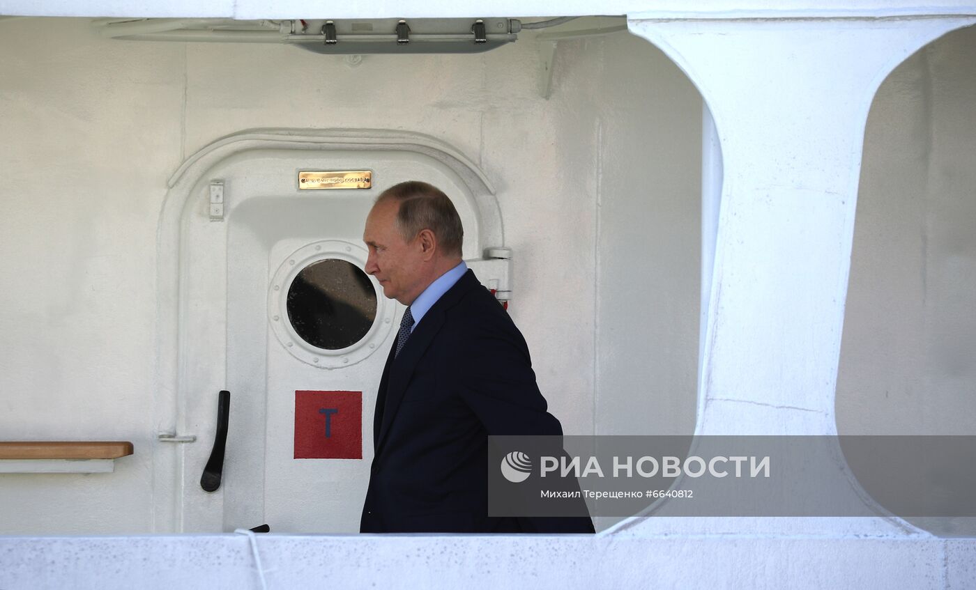 Рабочая поездка президента РФ В. Путина в Дальневосточный федеральный округ. День второй