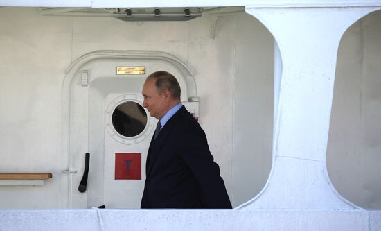 Рабочая поездка президента РФ В. Путина в Дальневосточный федеральный округ. День второй