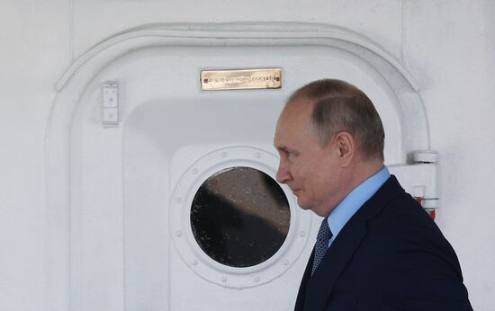 Рабочая поездка президента РФ В. Путина в Дальневосточный федеральный округ. День второй