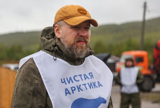 Субботник в рамках акции "Чистая Арктика" в Мурманске