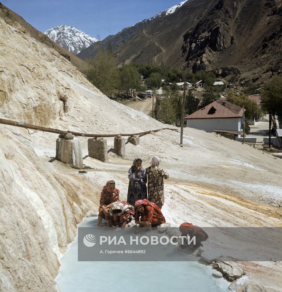 Высокогорный курорт Гарм-Чашма в горах Памира
