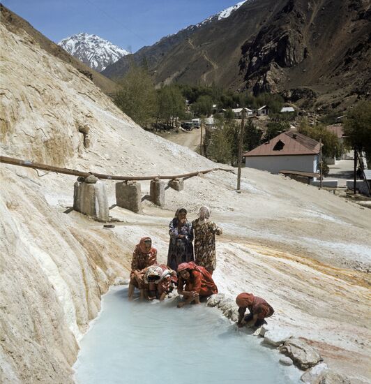 Высокогорный курорт Гарм-Чашма в горах Памира