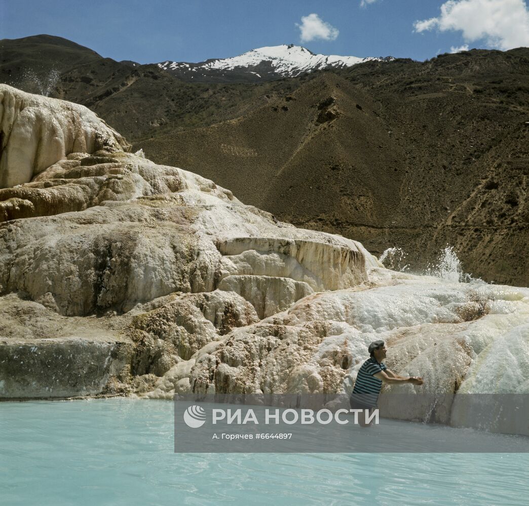 Высокогорный курорт Гарм-Чашма в горах Памира