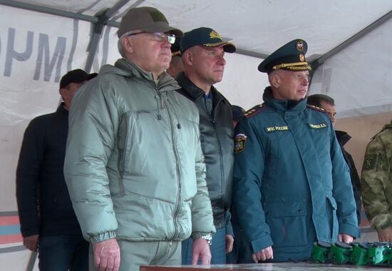 Глава МЧС Е. Зиничев во время учений по защите от ЧС арктической зоны