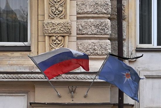 Цветы в память о главе МЧС Е. Зиничеве