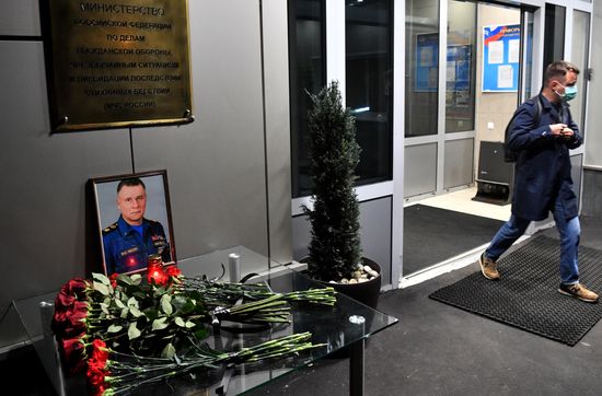 Цветы в память о главе МЧС Е. Зиничеве