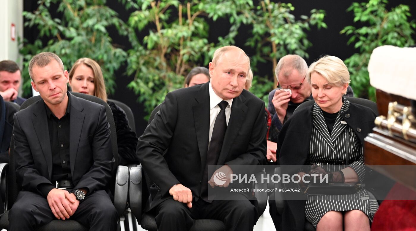 Президент РФ В. Путин и премьер-министр РФ М. Мишустин приняли участие в церемонии прощания с главой МЧС Е. Зиничевым