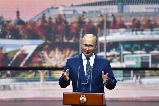 Президент РФ В. Путин выступил на торжественном мероприятии, посвящённом Дню города Москвы