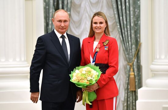 Президент РФ В. Путин встретился в Кремле с победителями и призёрами ОИ - 2020 в Токио