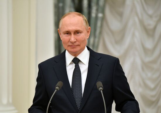 Президент РФ В. Путин встретился в Кремле с победителями и призёрами ОИ - 2020 в Токио