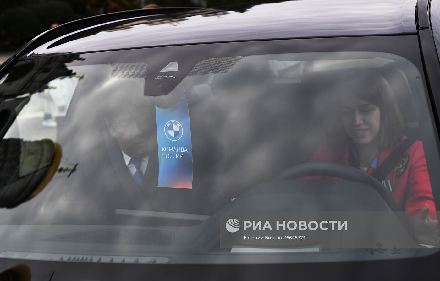 Вручение ключей от автомобилей победителям летней Олимпиады-2020 в Токио