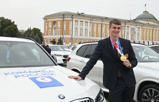 Вручение ключей от автомобилей победителям летней Олимпиады-2020 в Токио