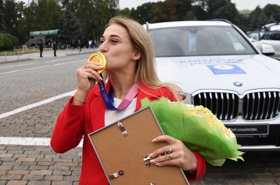 Вручение ключей от автомобилей победителям летней Олимпиады-2020 в Токио