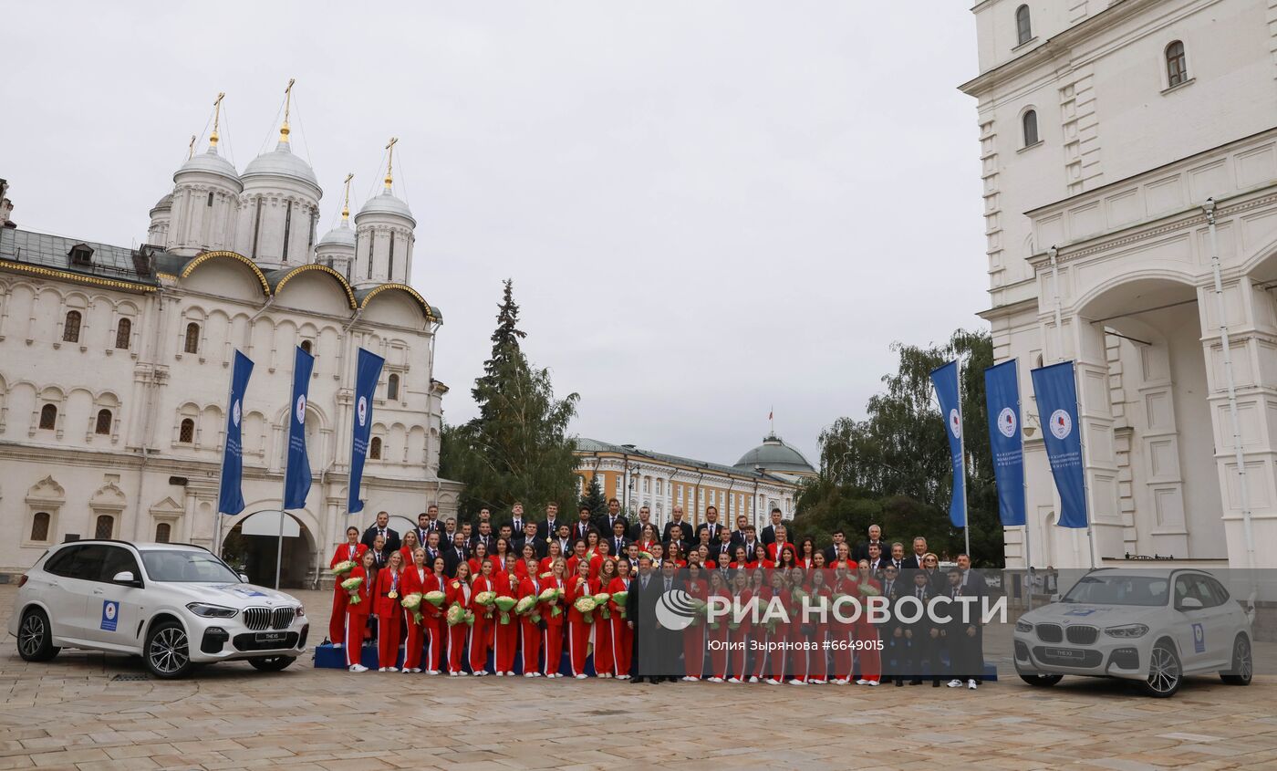 Вручение ключей от автомобилей победителям летней Олимпиады-2020 в Токио