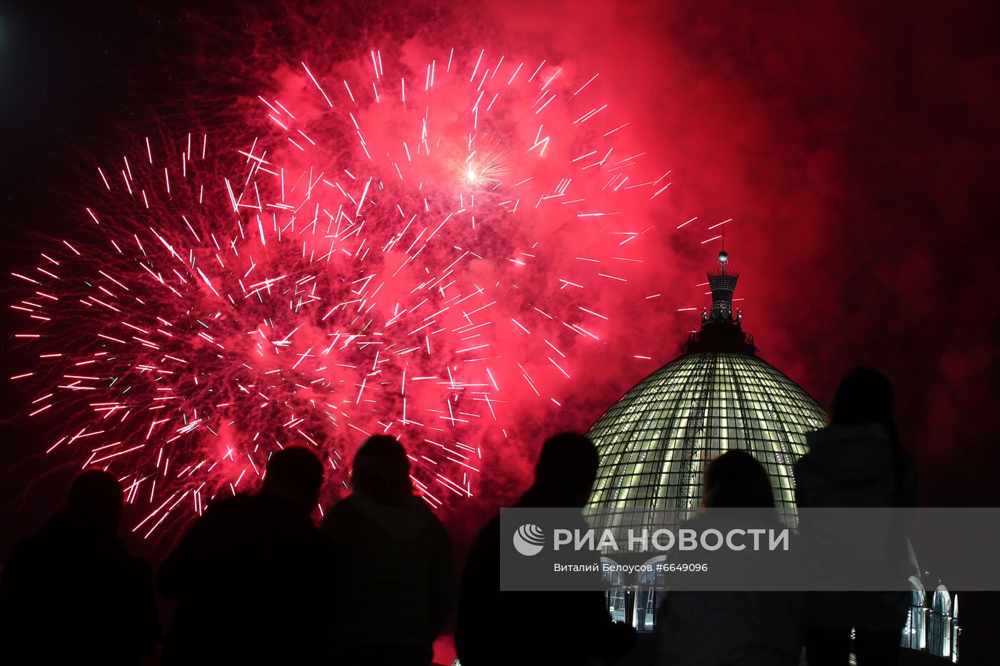 Праздничный салют в Москве в честь Дня города