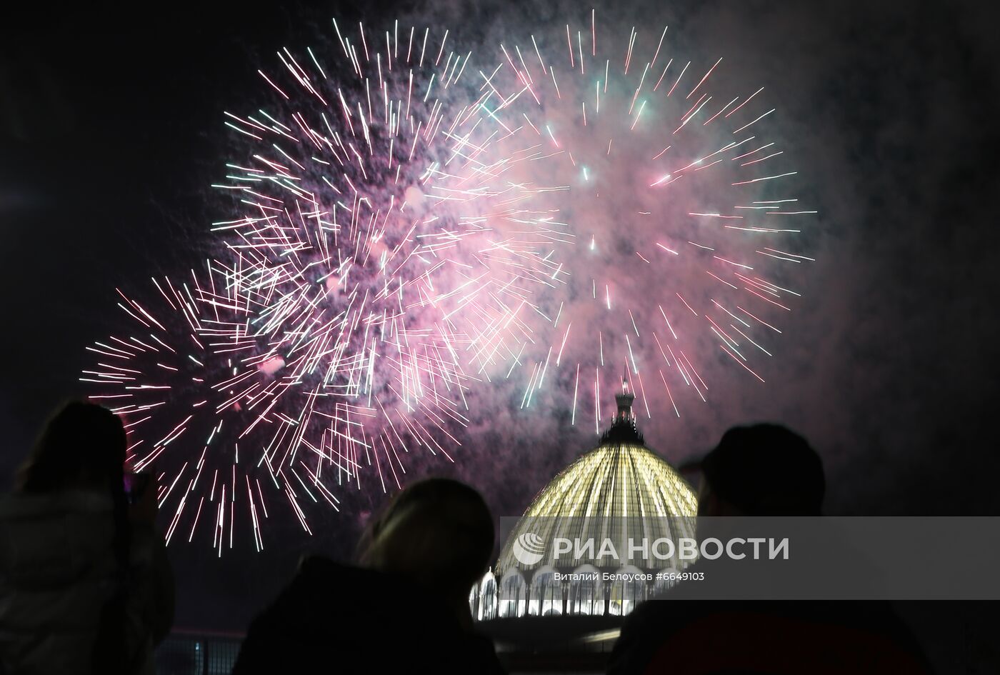 Праздничный салют в Москве в честь Дня города