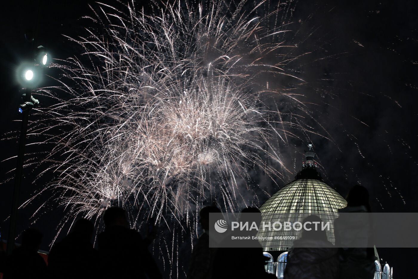 Праздничный салют в Москве в честь Дня города