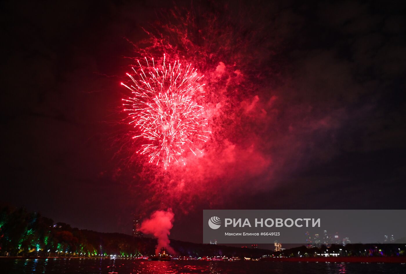 Праздничный салют  в Москве в честь Дня города