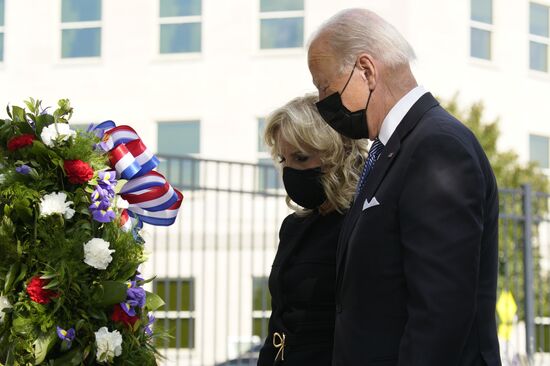 Байден возложил венок у Пентагона в память о жертвах терактов 11 сентября