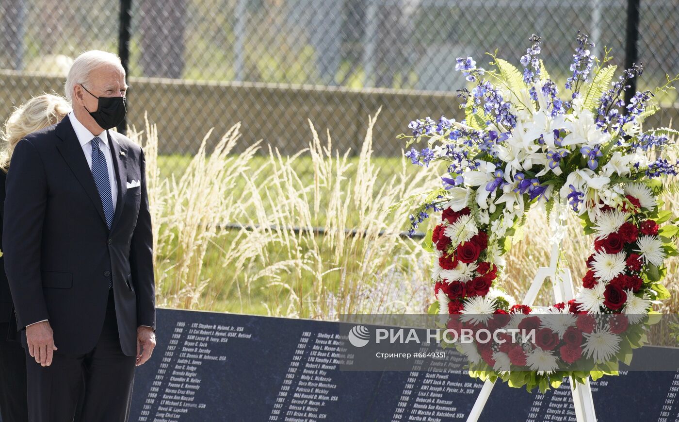 Байден возложил венок у Пентагона в память о жертвах терактов 11 сентября