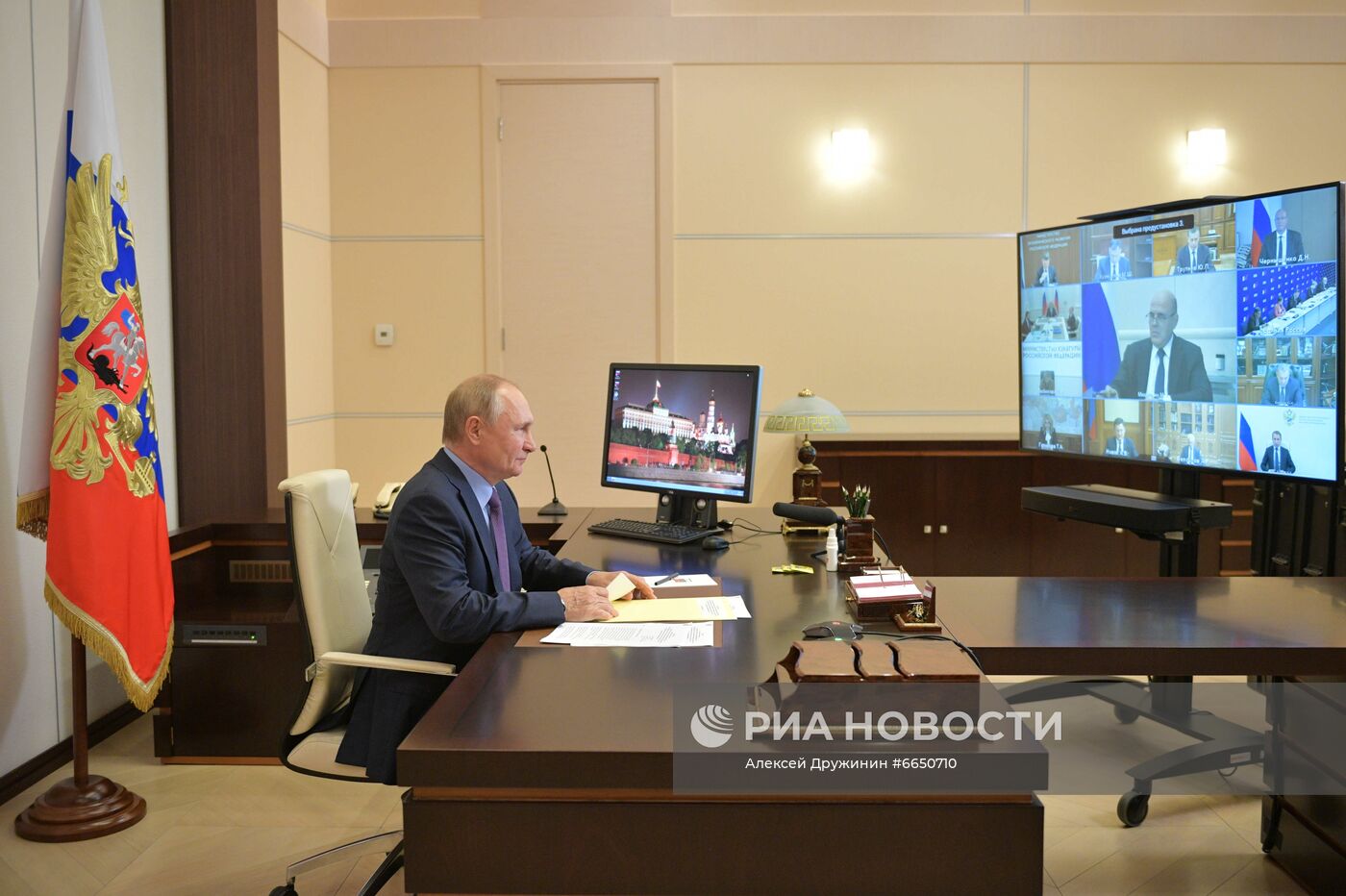 Президент РФ В. Путин провел совещание с членами правительства РФ и руководством партии "Единая Россия"