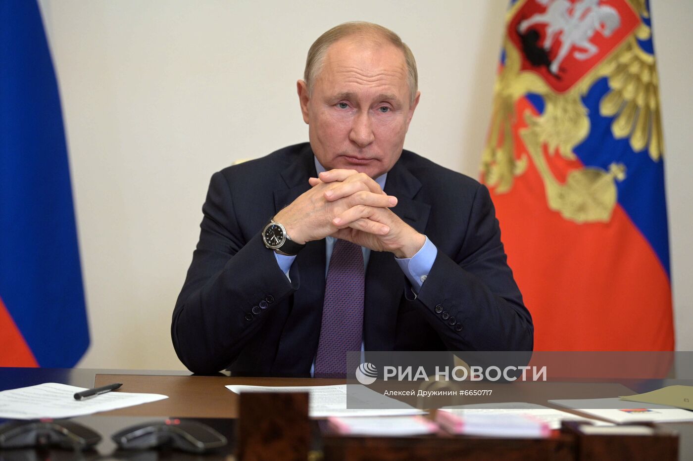 Президент РФ В. Путин провел совещание с членами правительства РФ и руководством партии "Единая Россия"
