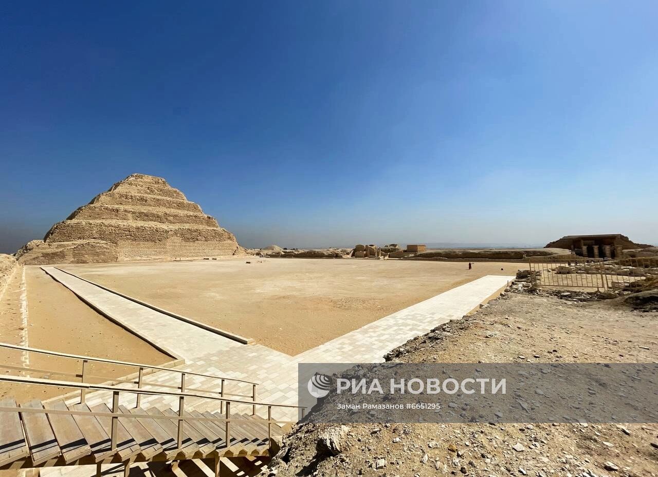 Южная усыпальница и пирамида Джосера в Египте