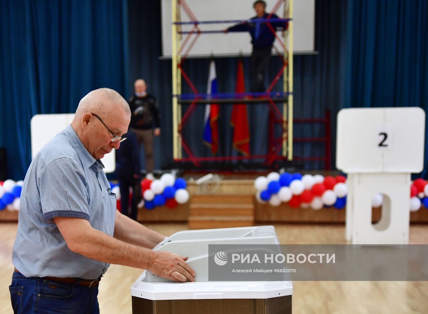 Подготовка избирательного участка для голосования на выборах в Госдуму