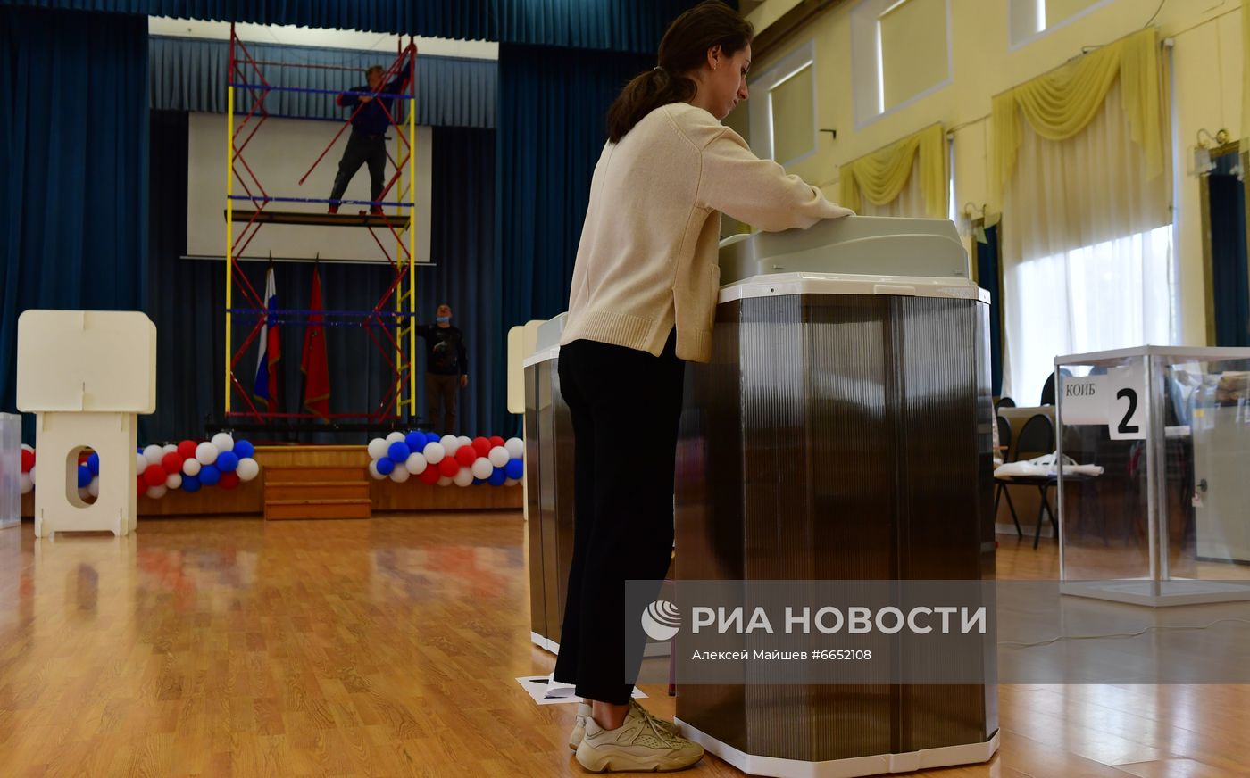 Подготовка избирательного участка для голосования на выборах в Госдуму