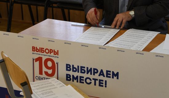 Подготовка избирательного участка для голосования на выборах в Госдуму