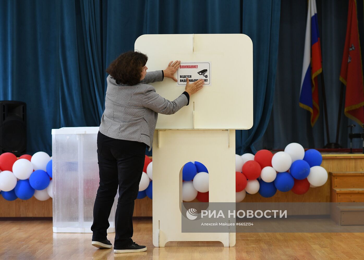 Подготовка избирательного участка для голосования на выборах в Госдуму