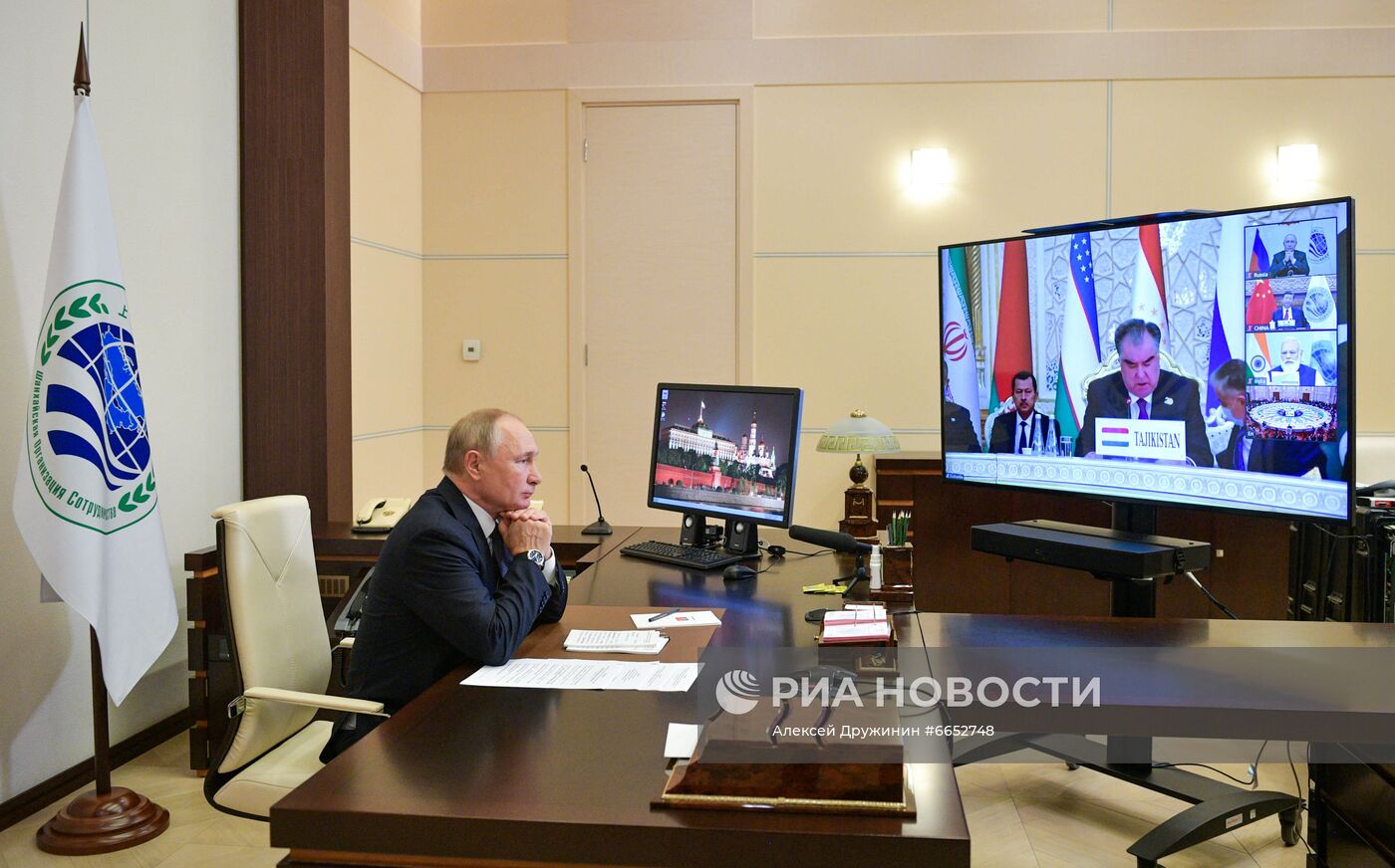 Президент РФ В. Путин по видеосвязи принял участие в заседании Совета глав государств - членов ШОС