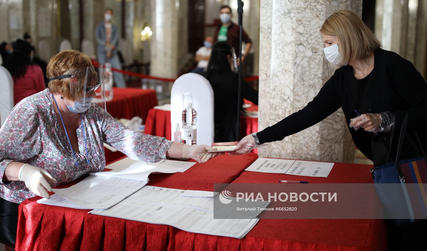 В России стартовали выборы депутатов Госдумы, законодательных органов и глав субъектов федерации