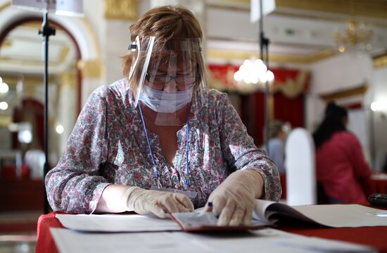 В России стартовали выборы депутатов Госдумы, законодательных органов и глав субъектов федерации