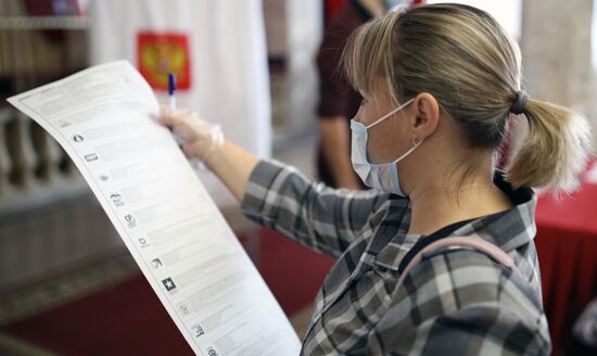 В России стартовали выборы депутатов Госдумы, законодательных органов и глав субъектов федерации