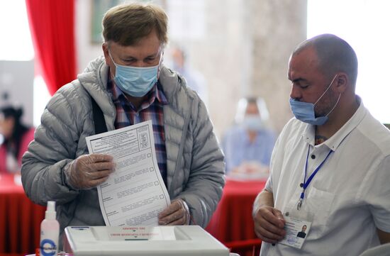 В России стартовали выборы депутатов Госдумы, законодательных органов и глав субъектов федерации