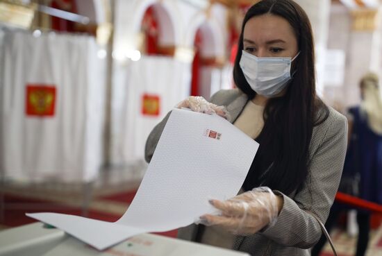 В России стартовали выборы депутатов Госдумы, законодательных органов и глав субъектов федерации