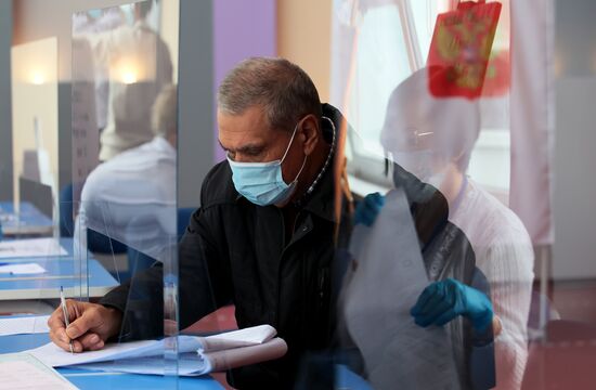 В России стартовали выборы депутатов Госдумы, законодательных органов и глав субъектов федерации