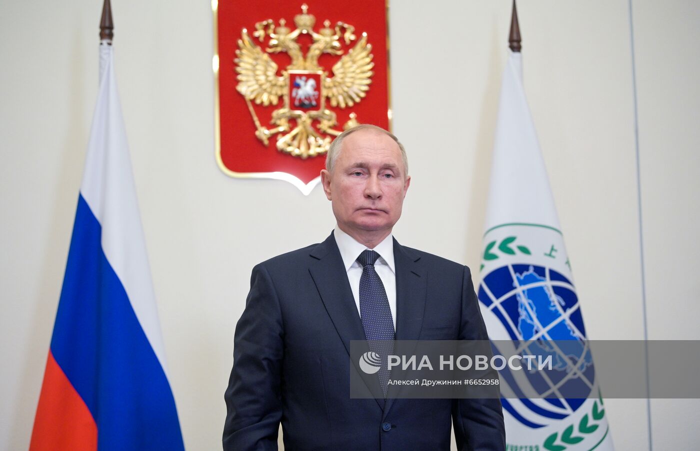 Президент РФ В. Путин по видеосвязи принял участие в заседании Совета глав государств - членов ШОС