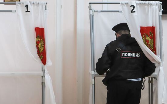 В России стартовали выборы депутатов Госдумы, законодательных органов и глав субъектов федерации