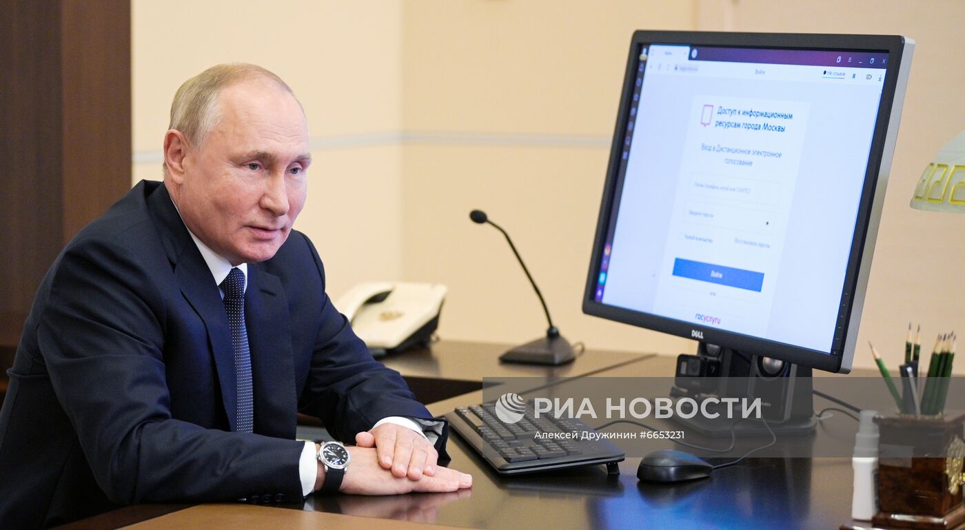 Президент РФ В. Путин дистанционно проголосовал на выборах депутатов Государственной Думы