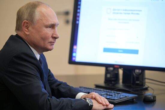 Президент РФ В. Путин дистанционно проголосовал на выборах депутатов Государственной Думы