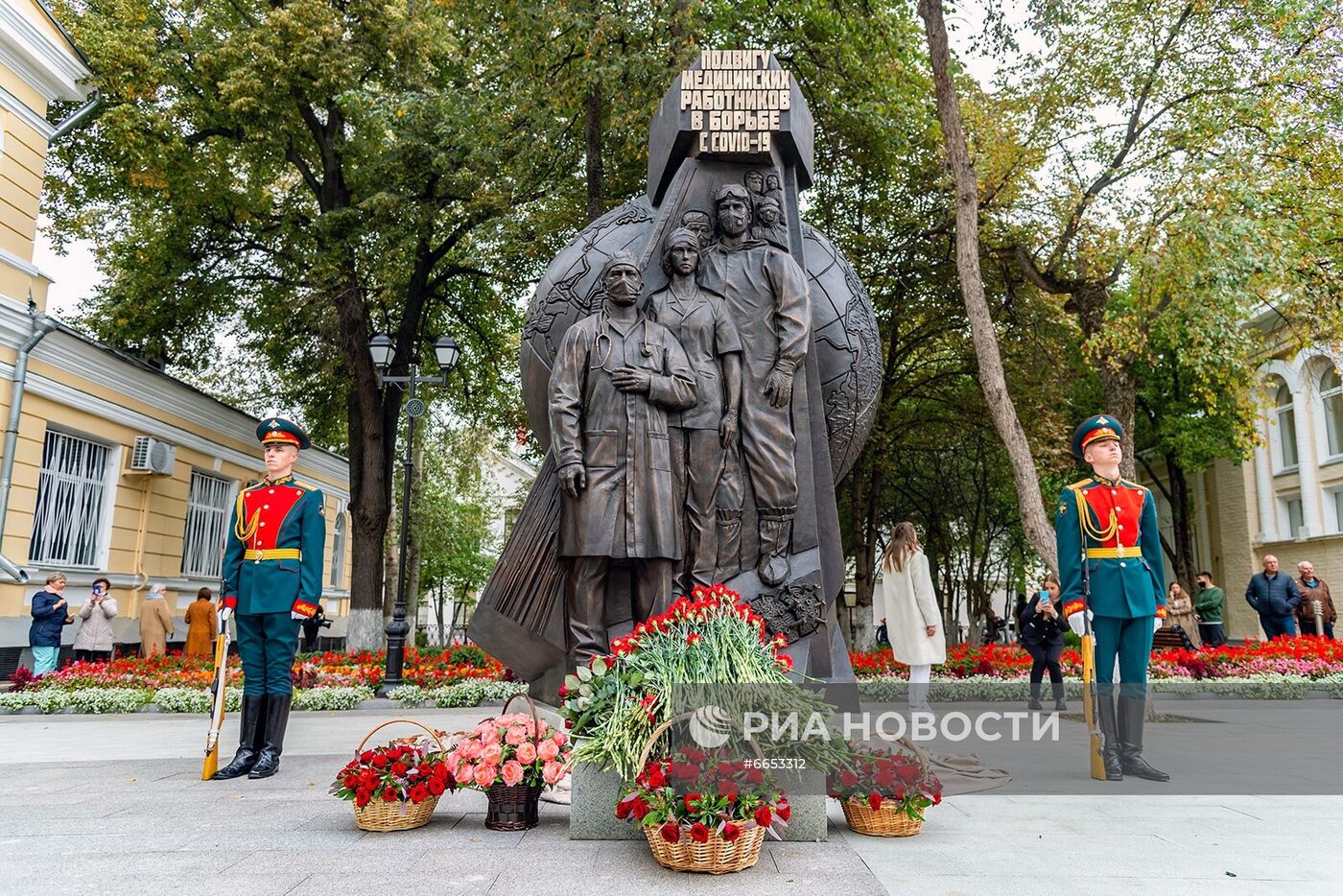 Открытие памятника "Подвигу медицинских работников в борьбе с COVID-19"