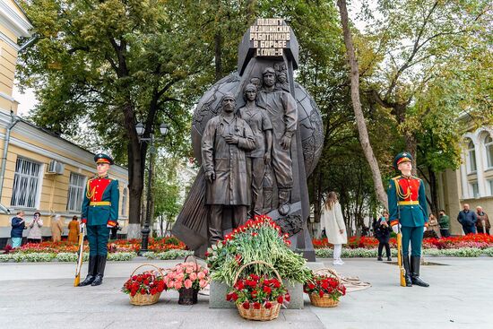 Открытие памятника "Подвигу медицинских работников в борьбе с COVID-19"